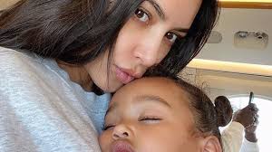 Demnach soll auch deren ehe bald geschieden werden. Suss Kim Kardashian Und Chicago Bezaubern Mit Kuschelfotos Promiflash De