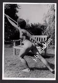 Nudism NACKTE SPEERWERFERIN / SCHWEDEN AKTFOTO * Archiv-Foto um 1960 | eBay