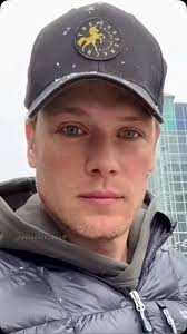 Sam in Kentucky, where it’s snowing! I thought Kentucky was warmer, like  Georgia?!? The Winter tour ❤️👍❤️@samheughan @sassenachspirits #samheughan  #whiskey #whiskey #browngold