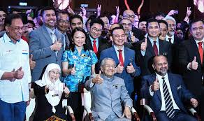 Walaupun dia kerap ditegur oleh gurunya, namun teguran itu tidak diendahkannya. Sepandai Pandai Tupai Melompat Akhirnya Jatuh Ke Tanah Juga Media Islam