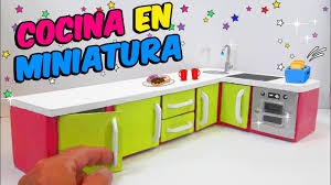 En la planta primera hay una cinta transportadora en la planta del medio se encuentra la cocina completa con un montón de accesorios como mesas. Diy Cocina En Miniatura Para Barbies Hecha Con Carton Youtube