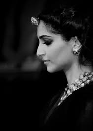 Black And White Photos Of Indian Celebrities Sonam Kapoor Sonam Kapoor Bollywood Fashion Bollywood Designer Sarees