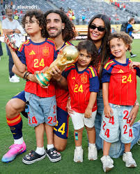 O homem é MUITO amado! 😍 A esposa de Cucurella fez essa linda declaração de amor no dia do aniversário do lateral. E ainda há quem diga que não se pode ter