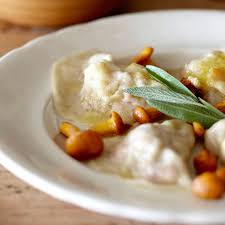 Pelmeni Mit Salbeibutter Und Pfifferlingen Rezept Rezept Pfifferlinge Rezept Rezepte Lebensmittel Essen