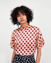 Billede 2 Af Polkaprikket Top Fra Zara Top A Pois Capelli Naturali Capelli Corti Ricci