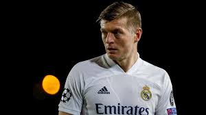 Toni kroos؛ مواليد 4 يناير 1990) هو لاعب كرة قدم ألماني يلعب في مركز الوسط مع ريال مدريد في الدوري الإسباني ومنتخب ألمانيا. ØªÙˆÙ†ÙŠ ÙƒØ±ÙˆØ³ ÙŠØªÙˆØ§Ø¬Ø¯ ÙÙŠ Ù‚Ø§Ø¦Ù…Ø© Ø±ÙŠØ§Ù„ Ù…Ø¯Ø±ÙŠØ¯ Ø§Ù…Ø§Ù… Ø§ÙŠØ¨Ø§Ø± Yalla 11