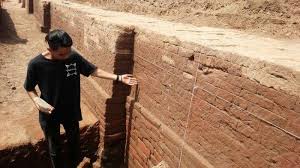 ᮊ (ka) ᮛ (ra) ᮏ (ja) ᮃ (a) ᮔ᮪ (n) ᮞᮥ (su) ᮔ᮪ (n) ᮓ (da), translit. Situs Kumitir Merupakan Tempat Pemujaan Raja Singasari Mahesa Cempaka Dan Wisnuwardana Halaman All Tribun Jogja