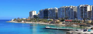 Con angolo cottura e isola, due balconi, due camere da letto, di cui una con bagno interno e cabina armadio e bagno. Trovare Casa A Malta