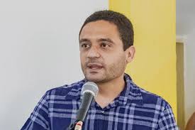 Prefeito de Canto do Buriti é denunciado ao TCE por compra de livros sem  licitação