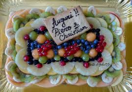 Creiamo un buco in centro e mettiamo lo zucchero, grattugiamo la scorza di 1/2 limone, aggiungiamo un pizzico di sale e uniamo i tuorli e lavoriamo velocemente con le dita. Crostata Di Frutta Decorata Per Compleanno Ricette Di Gabri