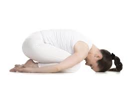 Disciplinas magníficas como el yoga se han popularizado en la actualidad sirviendo al ser humano con el fin de que se conozca a sí mismo y se mantenga por eso, en onsalus explicamos los principales ejercicios de yoga en casa para principiantes, explicando sus efectos no solo al cuerpo físico, sino. Ejercicios De Yoga En Casa Para Principiantes