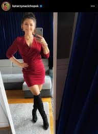 Katarzyna cichopek odpowiedziała na zarzuty dotyczące jej wyjazdu na dominikanę. Kasia Cichopek Zachwyca W Czerwonej Sukience Podkreslajacej Talie Patrzymy Na Tlo Ale Ma Piekna Sofe