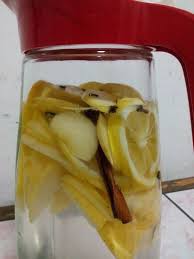 Zayiflamak Icin 1 Limon 1 Elma Cubuk Tarcin 1 Litre Su Ben Icine Birkac Karanfil Attim Bir Gece Bekletin Ve Her Sabah Ac Olara Elma Cubuklari Diyet Beslenme
