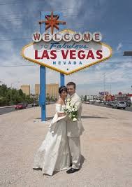 Aufgrund des international gültigen haager abkommens, dem sowohl deutschland als auch die usa beigetreten sind, muss auf der beglaubigten kopie der. Viva Las Vegas Mit Huftschwung In Die Ehe Hochzeit Premium