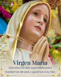 Tu mirada es un faro en la oscuridad, un consuelo en la tempestad, un  susurro de amor que nos invita a la paz. Bastan tus ojos posados sobre  nosotros para disipar el