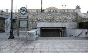Έκλεισε πριν από λίγο και ο σταθμός του μετρό στο σύνταγμα κατόπιν εντολής της ελληνικής αστυνομίας. Kleinei Stis 16 30 O Sta8mos Toy Metro Syntagma Fosonline
