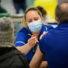 Die infektionslage im land hat sich seither deutlich. Corona Grossbritannien Macht Riesenschritte Beim Impfen 100 Jahriger Corona Held Verstorben Welt