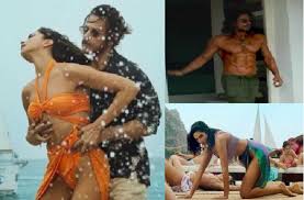 Mausam bigad diyaaa: Shah Rukh Khans chiseled abs & Deepika Padukones  dance moves in Besharam Rang get mixed response