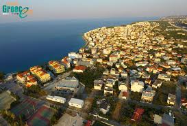Σύμφωνα με την πυροσβεστική, έχουν γίνει 16 κλήσεις από τις περιοχές των λουτρών της ωραίας ελένης και της. Korin8ia