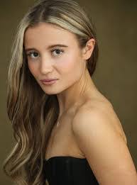 Elise Arnold's Instagram, Twitter & Facebook