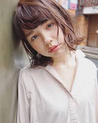 アンニュイボブヘアで色っぽ女子に 揺れ髪で女性らしさを引き出そう folk ボブヘア 女性 ヘアスタイル