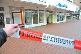 Zudem fallen monatlich zum teil sehr hohe kontoführungsgebühren von bis zu 6 eur an. Trio Auf Nachtlichem Beutezug Geldautomat Gesprengt Munsterland Allgemeine Zeitung