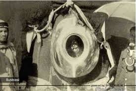 Hajar aswad adalah batu yang berada pada salah satu sisi ka'bah yang kita disunnhakan untuk menciumnya jika mampu pada salah satu manasik haji dan umrah. Sejarah Lengkap Asal Usul Hajar Aswad Spirit Muslim Spirum