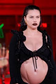 Tehotná Adriana Lima | Pikosky.sk