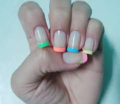 Elas estão por toda a parte e se transformam a cada época para expressar a criatividade e a estética de seu tempo. Unhas Decoradas Francesinha Colorida