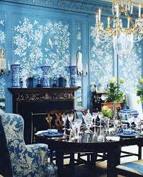 Contemporary blue and white dining room. Via Gracious Opulence Instagram White Decor Chinoiserie Wallpaper Blue White Decor