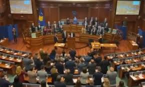 Kësisoj ajo i jep dinjitet partisë së saj, i shtyn ish kolegët, madje krejt opozitën ta votojnë. Jzvu1p6voojeym