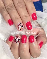 Si te encanta el color rojo y deseas colocarte este tipo de uñas acrílicas, aquí te dejamos las mejores imágenes y fotos para que puedas guiarte y elegir los mejores modelos para tu estilo de uñas acrílicas. Unas Acrilicas Rojas Con Plateado
