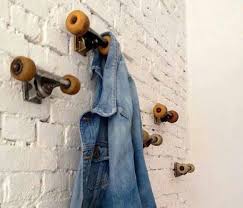 Que Faire Avec Trucks De Skate Recycler Roues Skateboard Porte Manteau Mur Blog Jugendzimmer Skateboard Regale Skateboard Mobel