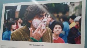 Giancarlo siani, il tesserino da giornalista professionista alla memoria del cronista assassinato dalla giancarlo siani, la camorra continua a pagare da 35 anni le mesate ai killer ergastolani del. Giancarlo Siani In Visita Alla Sala Della Mehari Del Pan Foto Mariomonfrecola It