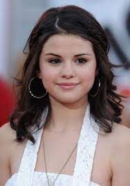 Selena Gomez Cute Braided Half Up Half Down Hairstyle For Girls Hairstyles Weekly Loose French Braids Front Hair Styles Half Up Half Down Hair