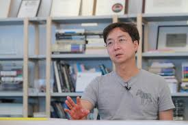 건축가 유현준의 『도시는 무엇으로 사는가』는 자신들이 만든 도시에 인간의 삶이 어떻게 영향을 받는지, 과연 더 행복해지는지 아니면 피폐해지고 있는지 도시의 답변을 들려준다. ì„¸ë¡œë„ì‹œ íŠ¹ë³„ì¸í„°ë·° ìœ í˜„ì¤€ ê³µê°„ì˜ ì§'ì ë„ ë†'ì´ë©´ ìƒˆë¡œìš´ ê²½ì œì  ê¸°íšŒ ì°½ì¶œ ì•„ì£¼ê²½ì œ