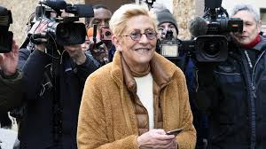 Le 5 mai dernier, avec leur bracelet. Isabelle Balkany Desormais Sous Bracelet Electronique Elle S Amuse De La Situation Sur Twitter Vanity Fair