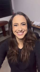 Ayer me dijeron, “no hay nada que le guste más a Silvia que ponerse una  peluca”. Yo le agregaría, que ponerse vestuario, maquillaje y zapatos de un  personaje. Les invito a ver mi transformación a Nina ...