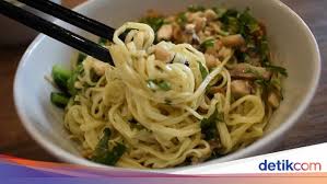 Mie yamin dengan tumisan ayam sudah biasa, tapi mie dengan cincangan ayam goreng yang crispy ini unik dengan sensasi kriuk yang gurih. 4 Bahan Ini Bikin Racikan Mie Ayam Jadi Gurih Enak