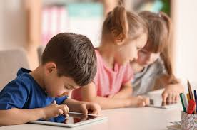 Los juegos siguientes son los juegos se centran en las actividades que a diario realizan los adultos. Actividades Para Ninos De 2 A 3 Anos Beneficios Y Ejemplos Guarderia Bilingue Ingles En Valencia Chiquilin