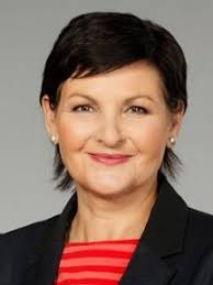 Ptali jsme se šéfkostymérů veřejnoprávní televize čt a komerční televize tv nova a tv prima, kteří prozradili, do jaké míry sestavují šatník ve spolupráci s českými návrháři a. Iveta Fialova Lide Ceska Televize