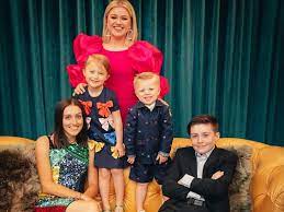 Kelly clarkson is paying way less than what brandon originally wanted. Kelly Clarkson Says Kids Are In Therapy Amid Divorce