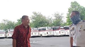 Sudirman pasirmuncang tarogong kidul garut dekat pool bus primajasa 08112067616. Kisah Edi Kondektur Bus Jurusan Bekasi Kuningan Terpaksa Utang Untuk Makan Dan Hidup Di Terminal Tribunpalu Com