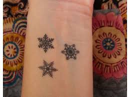 Les Flocons De Neige Tatouage Flocon De Neige Idees De Tatouages Tatouage Magnifique