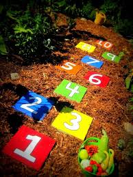 42 Kreative Upcycling Ideen Wie Man Den Eigenen Gartenweg Anlegen Kann Kinderspielbereich Gartenwege Anlegen Gartenweg Gestalten
