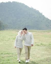 Untuk menghasilkan foto prewedding yang menarik, kalian sudah harus merencanakan foto prewedding tema konsep casual dengan konsep cerita yang menarik juga yang. 18 Ide Pre Wedding Kasual Di Luar Ruangan Tampil Santai Dengan Latar Alam Maupun Jalanan