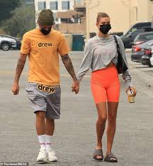 Casual Justin Stayed On Theme With A Set Of Gray Drew Shorts And He Wore Simple Off Whit In 2020 Fashion How To Wear Justin Bieber