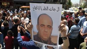 ويعتبر الناشط نزار بنات، الذي كان ينوي خوض الانتخابات البرلمانية قبل إلغائها في وقت أظهر استطلاع للرأي جرى مؤخرا تراجع التأييد للرئيس الفلسطيني محمود عباس، الذي ألغى. 9utx2pcges Ivm