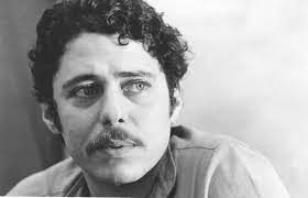 Chico buarque es uno de los más grandes de música popular brasileña, y un destacado escritor. Chico Buarque Jovem Aldeia Da Lusofonia