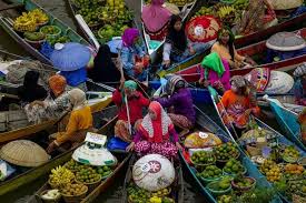 Barter Merupakan Salah Satu Bentuk Awal Perdagangan Jukung Dukuh Bapanduk Loc Pasar Terapung Banjar Fo Hiking Boots Light Boots Danner Mountain Light Boot